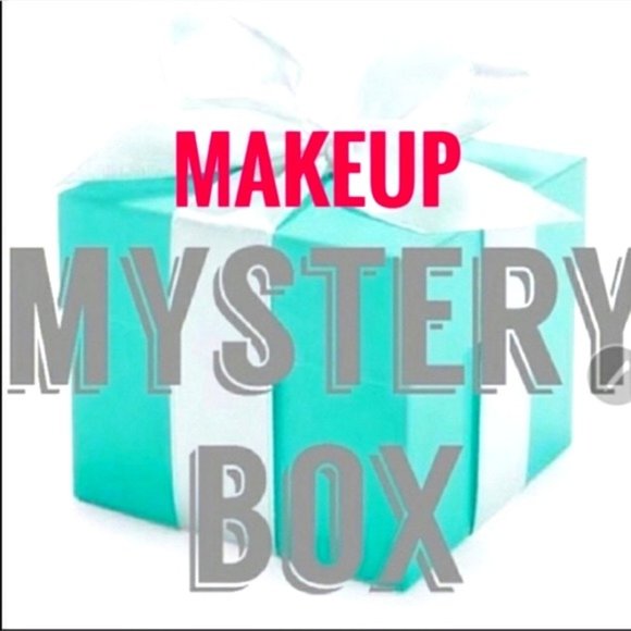 Makeup bundle mystery box - Picture 1 of 1